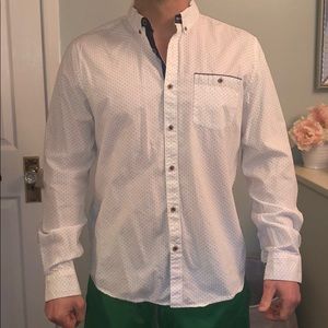 Perfect Going out or date night shirt. Slim fit